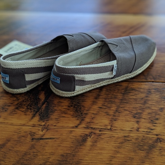 NWT!  Canvas TOMS - Picture 2 of 7